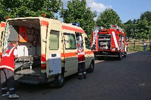 Bild: Feuerwehr und DRK waren mit zahlreichen Helfern im Einsatz