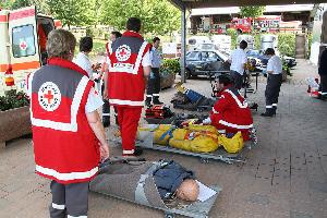 Bild: Versorgung der Verletzten am Verbandplatz