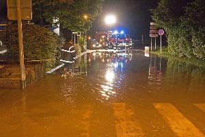 Bild: Regenwasser drückte sich durch die Kanaleinläufeschächte zurück und staute sich auf der Fahrbahn