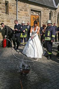 Bild: Gekonnter Einsatz am Strahlrohr: Die Braut hatte die Flammen schnell im Griff