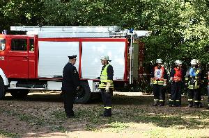 Bild: Anmeldung der Gruppe beim Hauptwertungsrichter Brandinspekteur Thom (Foto: H.C.Klein, KFV Neunkirchen)