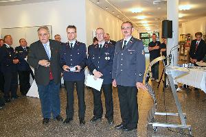 Bild: Erhielten eine Ehrung f&amp;uuml;r 20 Jahre Dienst in der Feuerwehr: Frank Recktenwald und Joachim Gro&amp;szlig;