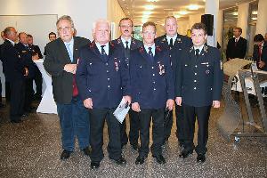 Bild: Auszeichnung f&amp;uuml;r 25 Jahre aktiven Feuerwehrdienst: Hans Werner Guth&amp;ouml;rl, Andreas Lauer, Reiner Breyer, Berthold Naumann und Peter Jochum (einige fehlen)