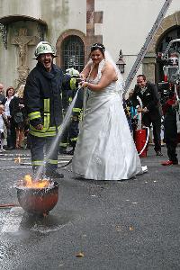 Bild: Gekonnt l&amp;ouml;schte die Braut die Flammen
