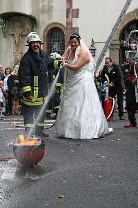 Bild: Gekonnt löschte die Braut die Flammen