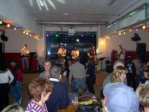 Bild: Kurzerhand wurde die Fahrzeughalle in einen Tanzsaal umfunktioniert