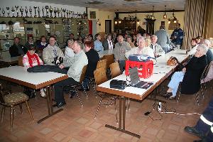 Bild: Im Schulungssaal bekamen die Gäste einen Überblick über die Aufgaben und das Einsatzspektrum der Feuerwehr