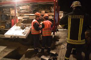 Bild: Aufbau der Beleuchtung: Kabel müssen vom Stromerzeuger des Rüstwagens verlegt werden