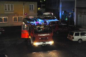 Bild: Einsatzfahrzeuge der Feuerwehr im Hof des ehemaligen Industriebetriebs (Foto: H.C.Klein)