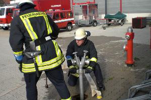 Bild: Wasserentnahme aus einem Unterflur-Hydranten
