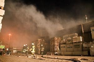 Bild: Realistisches Szenario: Rauch dringt aus der Lagerhalle