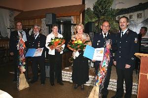 Bild: Sie gehören noch lange nicht zum alten Eisen. Herbert Detzler und Ferdinand Ulrich wurden für 50 Jahre Mitgliedschaft in der Feuerwehr geehrt. (Foto: Heike Blum)