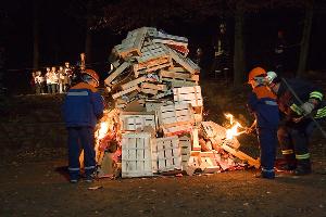 Bild: Die Jungen und Mädchen der Jugendfeuerwehr hatten das Martinsfeuer wie in jedem Jahr aufgebaut