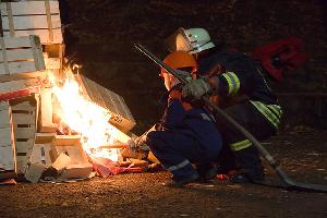 Bild: Entzünden des Martinsfeuers