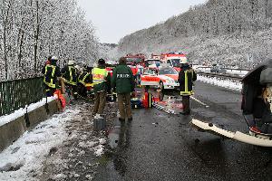 Bild: Einsatzstelle auf der Autobahn A1 in Fahrtrichtung Saarbr&amp;uuml;cken kurz hinter der Auffahrt Eppelborn