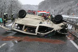 Bild: Das Unfallfahrzeug blieb nach dem &amp;Uuml;berschlag kopf&amp;uuml;ber auf der linken Fahrspur liegen