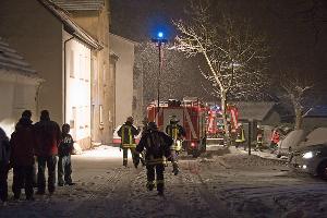 Bild: Im dichten Schneetreiben mussten die Einsatzkr&amp;auml;fte aus Eppelborn und Bubach-Calmesweiler zu einem Zimmerbrand in der Stra&amp;szlig;e &amp;quot;Auf der Hohl&amp;quot; anr&amp;uuml;cken