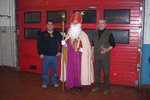 Bild: Der Löschbezirksführer Wolfgang Braun und sein Stellvertreter Andreas Groß bedankten sich beim Nikolaus für seinen Besuch.