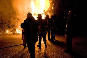 Bild: Brand einer Zypressenhecke in der Eppelborner Hellbergstra&amp;szlig;e
