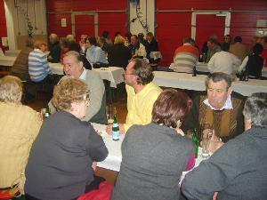 Bild: Die G&amp;auml;ste f&amp;uuml;hlten sich wohl beim Schlachtfest. (Foto: Hans-Werner Guth&amp;ouml;rl)