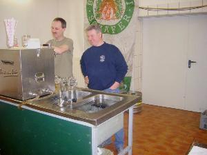 Bild: Fleißige Helfer versorgten die Gäste mit Getränken. (Foto: Hans-Werner Guthörl)