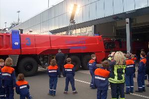 Bild: Die Jugendfeuerwehrleute aus Wiesbach und Eppelborn zu Besuch bei der Flughafenfeuerwehr Saarbr&amp;uuml;cken