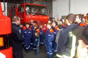 Bild: Der Leiter der Flughafenfeuerwehr erzählte viele Interessante Dinge über die Feuerwehr auf dem Flughafen