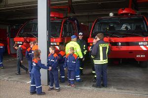 Bild: Vor der Fahrzeughalle mit den großen Panther-Löschfahrzeugen