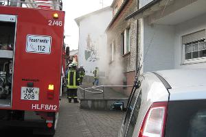 Bild: Rauchentwicklung vor dem Gebäude