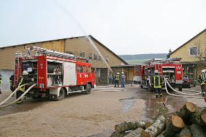 Bild: Die Löschbezirke Dirmingen und Berschweiler übten gemeinsam auf dem Frankenbacher Hof