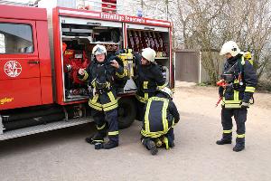 Bild: Ein Trupp rüstet sich mit Atemschutzgeräten für den Einsatz aus
