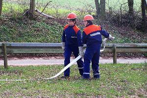 Bild: Auch ein Löschangriff musste von den Jugendlichen aufgebaut werden