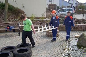 Bild: Bei dieser Geschicklichkeitsübung mussten mit Wasser gefüllte Becher durch einen Hindernissparkour getragen werden