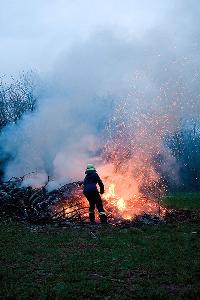 Bild: Starke Rauchentwicklung beim Brand eines Abfallhaufens in Humes