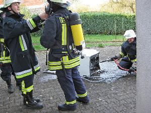 Bild: Die Waschmaschine wurde nach draußen gebracht und abgelöscht