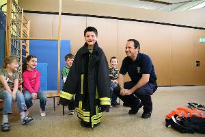 Bild: Kein Zelt, sondern die Einsatzjacke eines Feuerwehrmanns