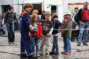 Bild: Zusammen mit der Jugendfeuerwehr durften die Kinder mit der K&amp;uuml;belspritze ein Feuer l&amp;ouml;schen
