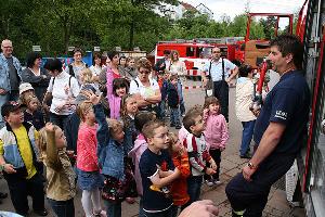 Bild: Jugendbetreuer Markus Leidinger zeigte die Ger&amp;auml;te, die auf den Feuerwehrfahrzeugen verladen sind