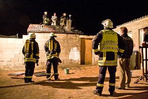 Bild: Das Dach dieses Gartenhauses stand in Flammen