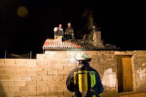 Bild: Das Dach musste zum Teil abgedeckt werden, um letzte Glutreste zu löschen