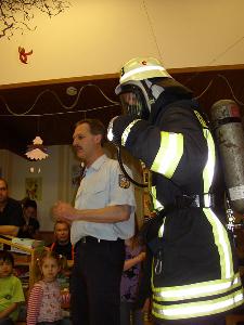 Bild: Feuerwehrmann mit Einsatzbekleidung und Atemschutzger&amp;auml;t (Foto: Stephan Blum)