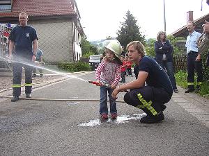 Bild: Markus hilft beim Umgang mit dem Strahlrohr (Foto: Stephan Blum)
