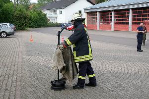 Bild: So wird's gemacht: Löschen des Fettbrandes mit einer Löschdecke