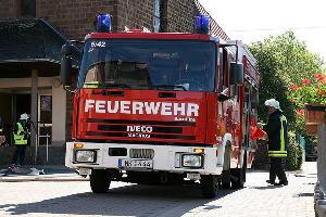 Bild: Löschfahrzeug aus Hierscheid vor der Pfarrkirche in Humes