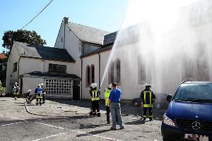 Bild: Löschangriff auf das Kirchengebäude