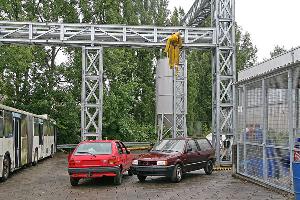Bild: Eines von mehreren Übungsszenarien an der Landesfeuerwehrschule: Verkehrsunfall und abgestürzter Bauarbeiter