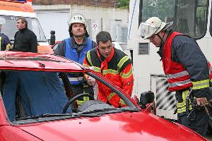 Bild: Einsatzleiter und Rettungsassistent bei der Planung der Befreiung der Person