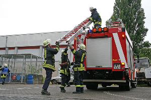 Bild: Entnahme der Steckleiter vom Tanklöschfahrzeug