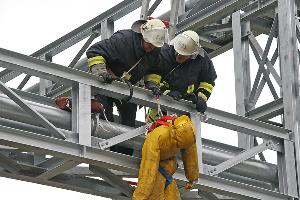 Bild: Der abgest&amp;uuml;rzte Bauarbeiter wird gesichert