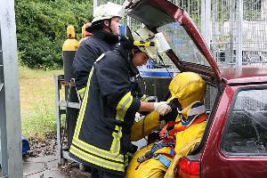 Bild: Medizinische Erstversorgung des geretteten Arbeiters durch Sanit&amp;auml;ter der Feuerwehr